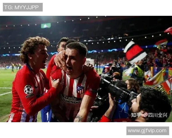 球星力量惊人一脚踢破足球场地面,场景滑稽笑料百出